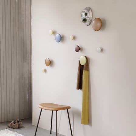 Set of 5 Wall Hooks The Dots Wood / Wood - Assorted Diameters - Muuto | Off-White - View 2